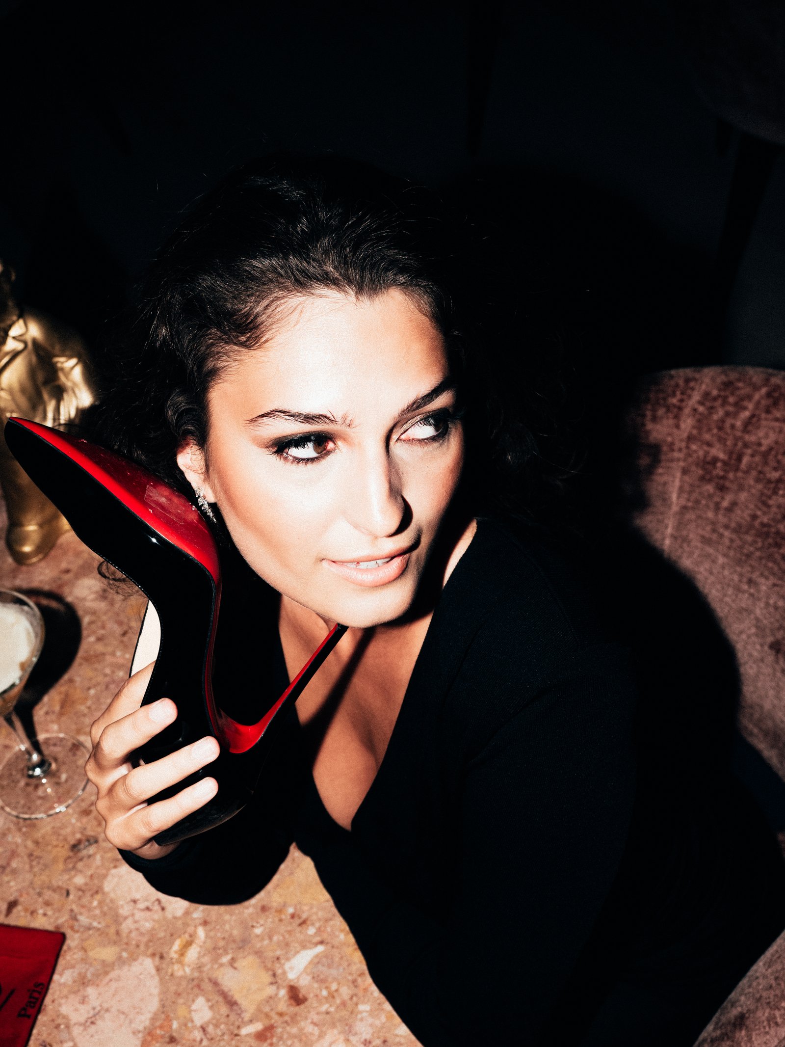 Portret van een vrouw, met intense focus en een suggestieve uitstraling voor het event van CB nights