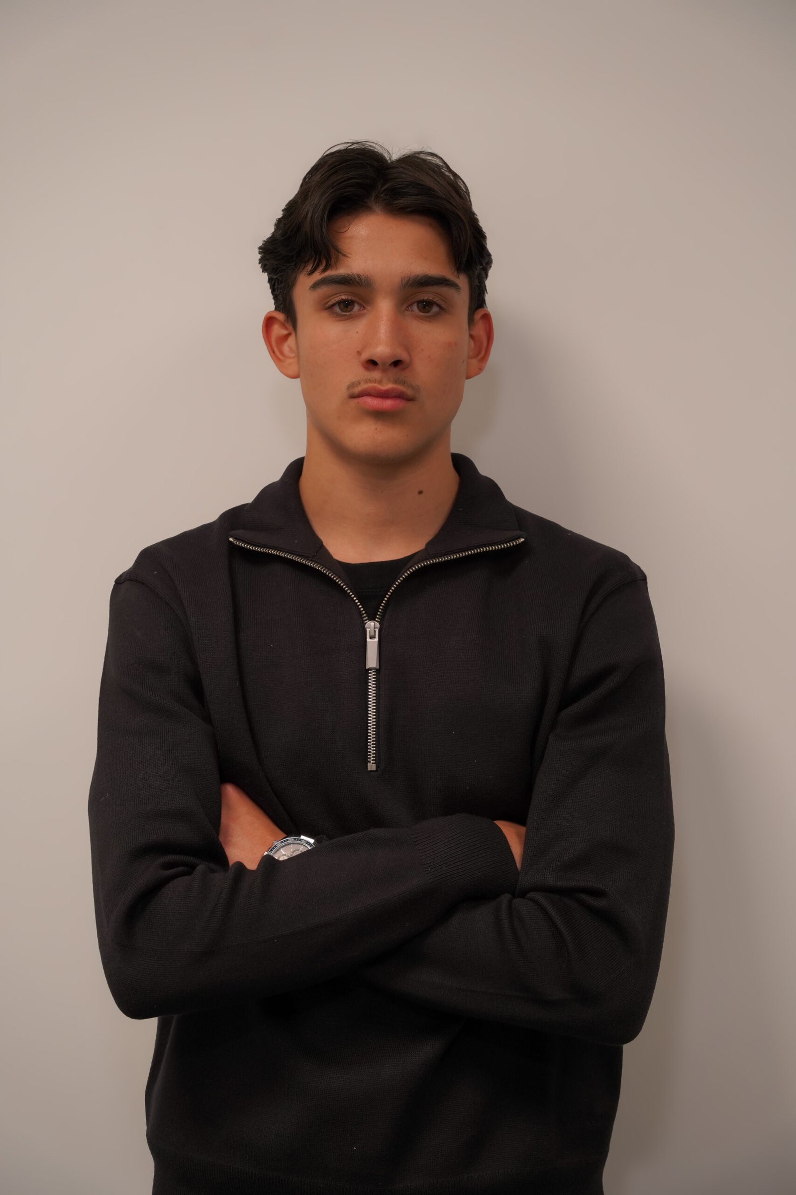 Portretfoto Morris Verwegen met gekruiste armen tegen een neutrale achtergrond.