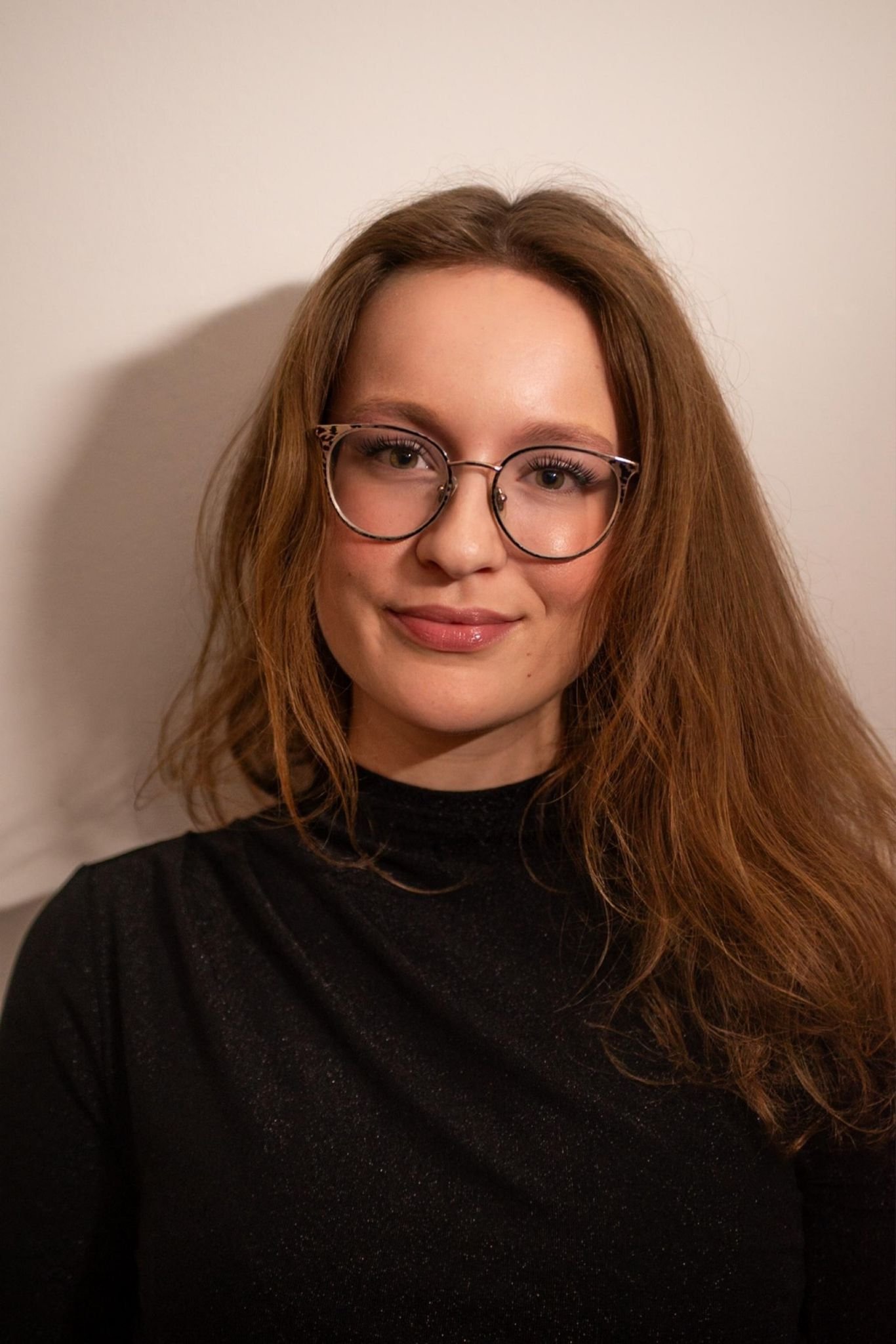 Portret van Marie Hendrickx met een neutrale achtergrond