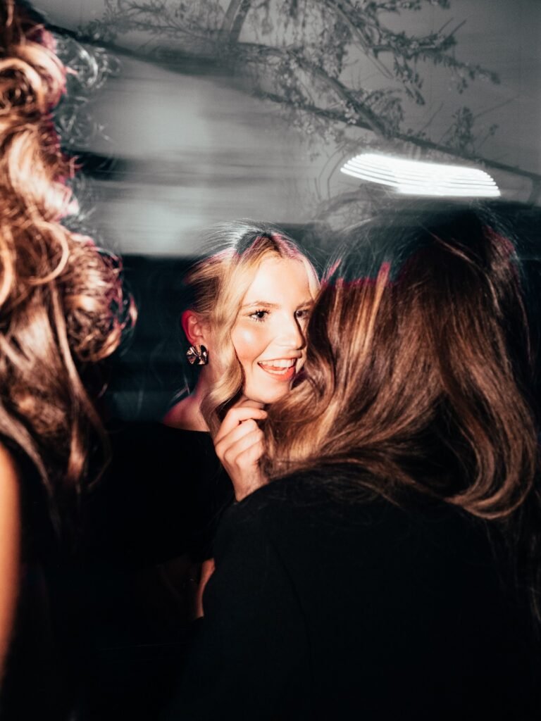 Fenna Timmermans in gesprek tijdens luxe avond event.