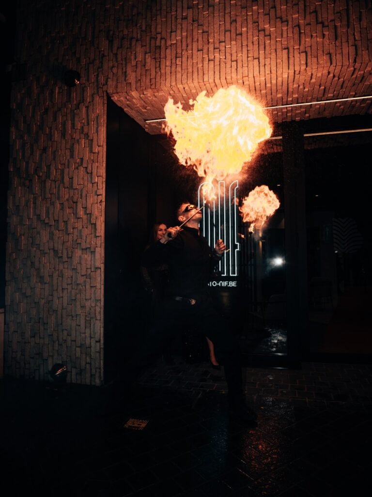 Vuurspuwende actie buiten, met een persoon die vlammen uitblaast.