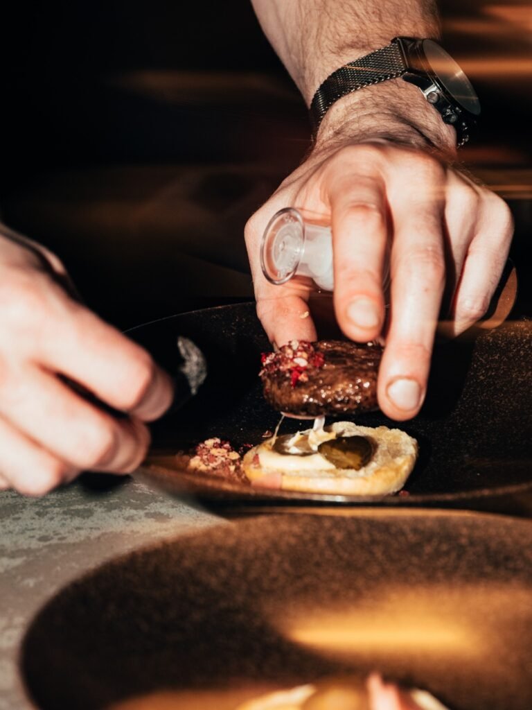Iemand bereidt een gerecht voor tijdens een culinair moment bij NIF.