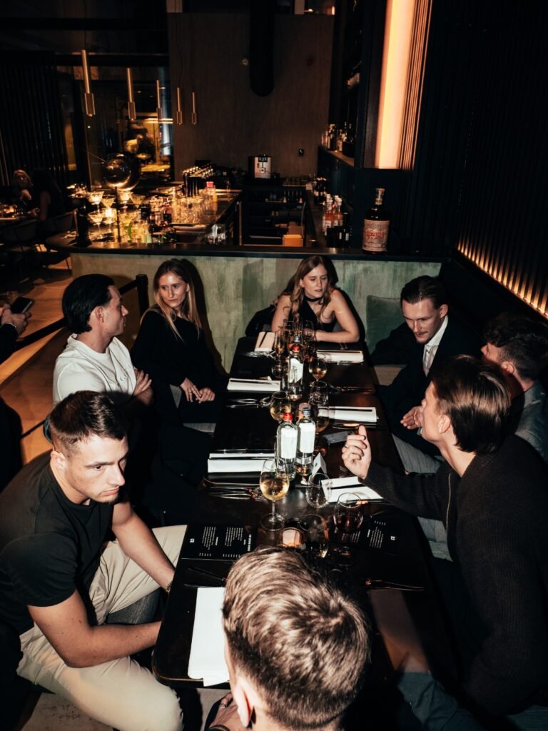 Carte Blanche.ai overlegt strategisch aan een tafel in een restaurant.