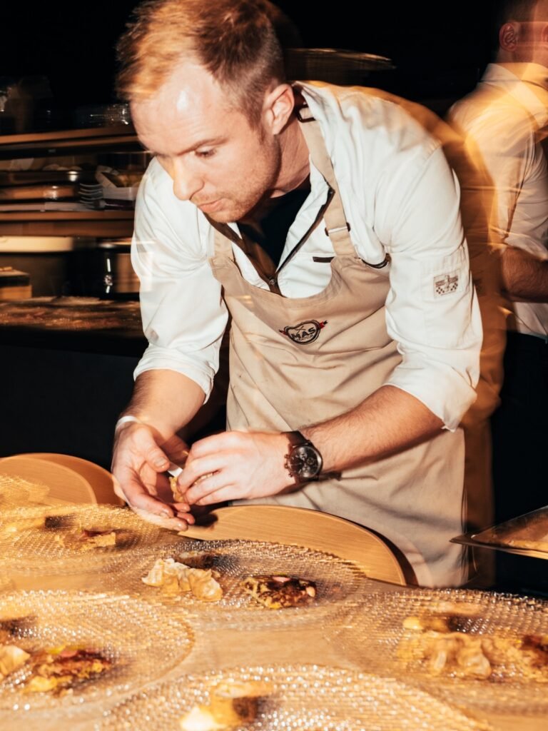 Chef die gerechten dresseert tijdens CB Nights